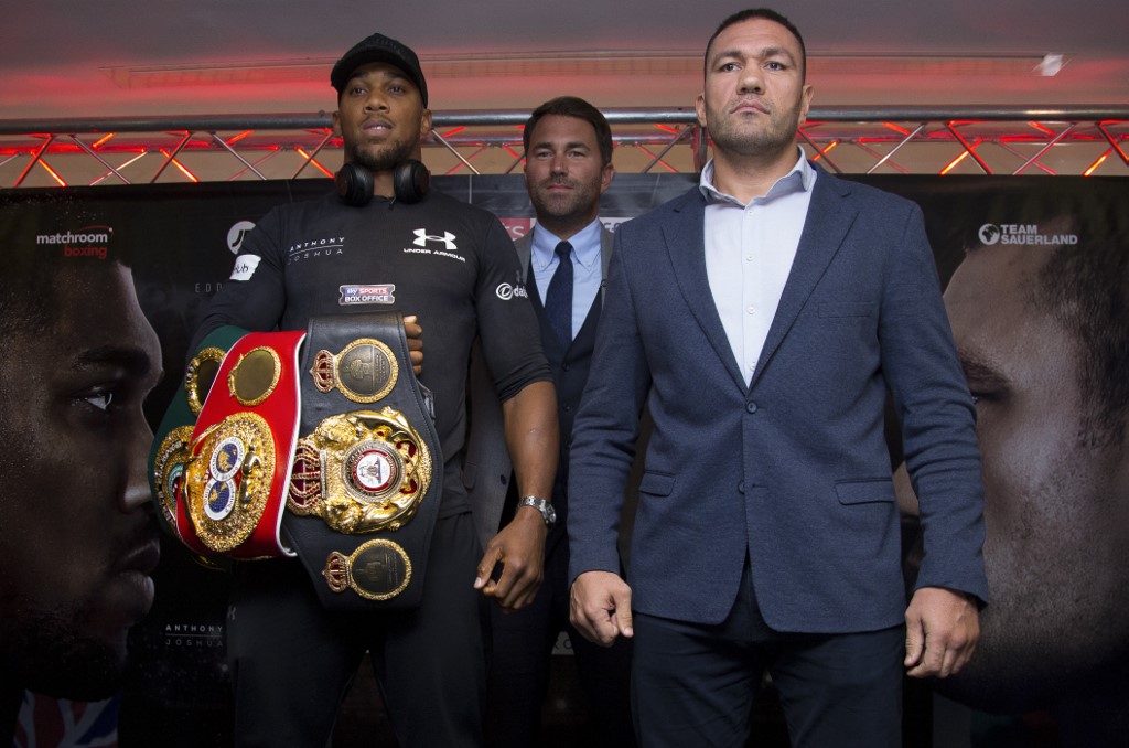 Britain's Anthony Joshua (L) and Bulgaria's Kubrat Pulev (R) and boxing promoter Eddie Hearn (C) pose during a press conference at the Principality Stadium in Cardiff on September 11, 2017 during a promotional event for their heavyweight world title boxing match. - Britain's Anthony Joshua will defend his IBO, IBF and WBA world heavyweight titles against Bulgaria's Kubrat Pulev at Cardiff's Principality Stadium on October 28. (Photo by Geoff CADDICK / AFP)